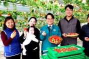 김하수 청도군수, 하이베드 딸기재배농가 방문 및 청년농업인 격려